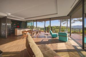 FRGK TTWHYNOT Luxury Contemporary Villa Pool, Garden & Ultra-Fast Wi-Fi