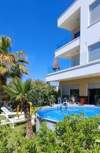 Luxury Apartment Slavica by the sea,with garden