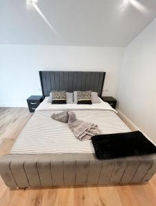 Modern Entire Unit 3BR, 3BA, balcony, 86inch TV - 15mins to city