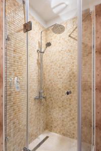 Stylish and cosy Gem, top center!