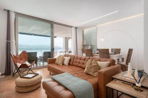 CAS CARBON3R-Stunning ground floor in front of the sea