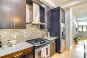 1 Mi to Old Town Philadelphia Townhome with Patio!