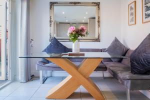 3BR-Sleeps 6 -Walk to Etihad & AO Arena