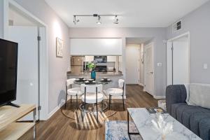 Location ! Heart of Santa Monica Condo