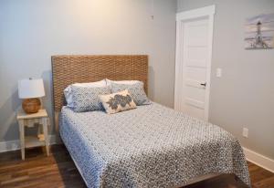 Waterfront Home 3BR King bed Private Dock