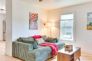 3 Mi to Downtown Youngstown Apt with Deck!