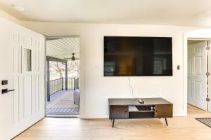 3 Mi to Downtown Youngstown Apt with Deck!