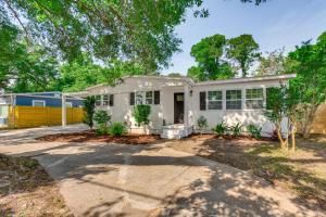 Walk to Parks & Dining: Pensacola Family Home!