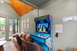 Stay Portland - Alpine Retreat Hot Tub, Fire Pit & Game Room