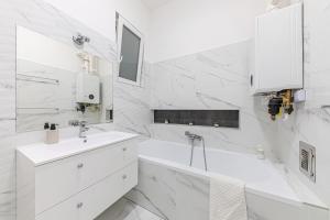 Marble Royal Suite & Studio- near the City Park