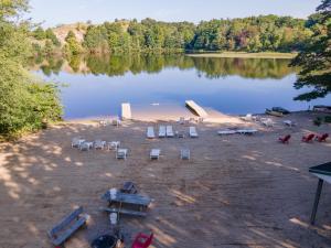 Goshorn Lake access - shared pool - cozy cottage