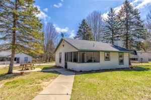 Goshorn Lake access - shared pool - cozy cottage