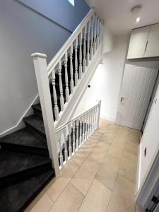 Bright 4BR 2BA Gem in Wembley Harrow - Sleeps 8