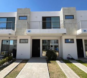 Casa lujosa con 3 baños y alberca, a min AIFA