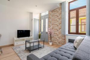 HostWise - Traditional House with Terrace