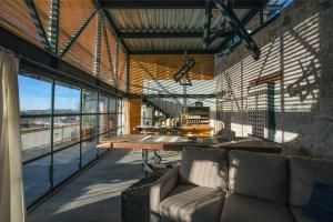 3 deptos en el mismo lugar: Penthouse con doble altura y magnífica arquitectura, Loft con cocina integral y Departamento en planta baja con patio.