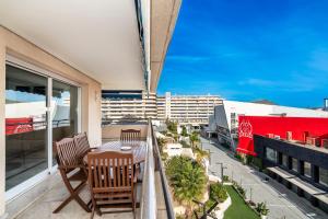 LetsMarbella - Grand 3BR Corner APT - Marina Banus