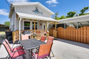 13 Mi to St Andrews State Park Cabin with Patio!