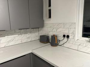 Cozy 3 Bed House - with Free Parking & WiFi