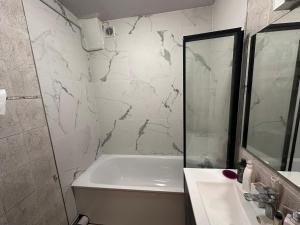 Appartements F2 entier 30m2 climatise a La Porte d-Italie : photos des chambres