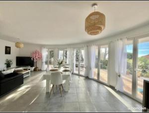 Villas VILLA ENTIERE PORT et PLAGE BANDOL : photos des chambres