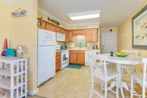 Steps to Beach NMB Condo with Balcony and Pool Access