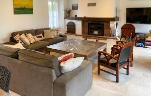 4 Bedroom Amazing Home In Flacy