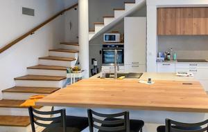 4 Bedroom Amazing Home In Flacy