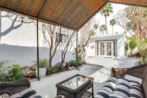 Golf, Shop and Hike Sleek Rancho Mirage Studio