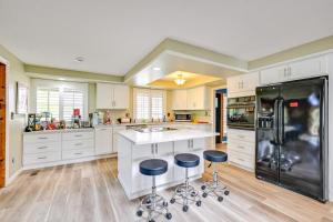 9 Mi to Spanaway Park Home with Indoor Hot Tub