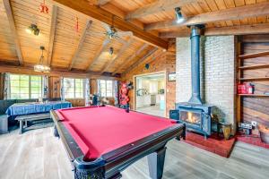 9 Mi to Spanaway Park Home with Indoor Hot Tub