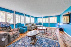 9 Mi to Spanaway Park Home with Indoor Hot Tub