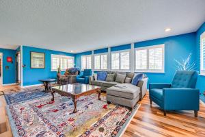 9 Mi to Spanaway Park Home with Indoor Hot Tub