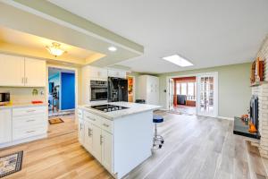 9 Mi to Spanaway Park Home with Indoor Hot Tub