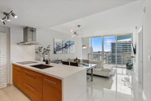 Sky-High Comfort! 49th Floor Condo with Panoramic Views