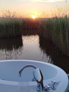 Pfahlbau Sunset II Toplage inklusive Elektroboot