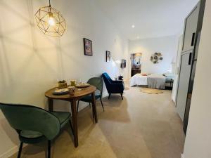 Hotel con entrada independiente a pocos pasos de la Ciudad de las Artes y las Ciencias y el Oceanogràfic A solo 1 minuto caminando del Jardín del Turia