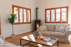 Family friendly Villa Vista, with spacious pool, stunning mountain view & distant sea panorama
