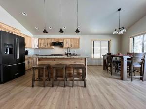 Foxs Den Fence Lake Home