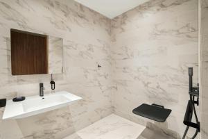 Arc King Room