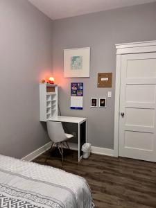 West Harbour Retreat - Prime Location with Hot Tub