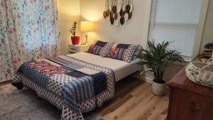 Bright and Cozy room in a Charming Homestay!!