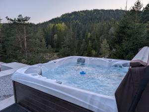 Pine Hill RUBY with free jacuzzi