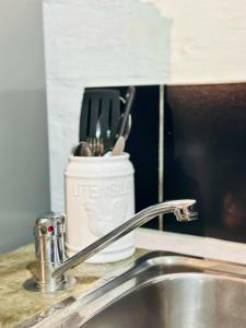 CozyStays A min walk to Art And Reaturants in Maboneng