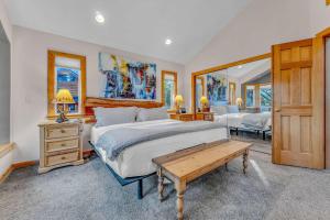 Spacious Pet-Friendly Truckee Retreat with Hot Tub