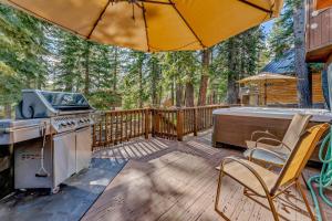 Spacious Pet-Friendly Truckee Retreat with Hot Tub