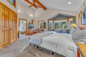 Spacious Pet-Friendly Truckee Retreat with Hot Tub