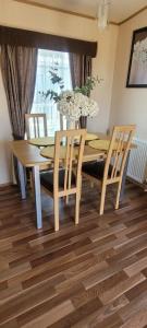 Elan Deluxe Holiday Home by the sea - private beach - Clacton On Sea - Bed Linen & Towels Included