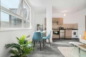 Old Trafford Stay with Free Parking