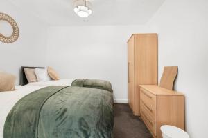 Old Trafford Stay with Free Parking